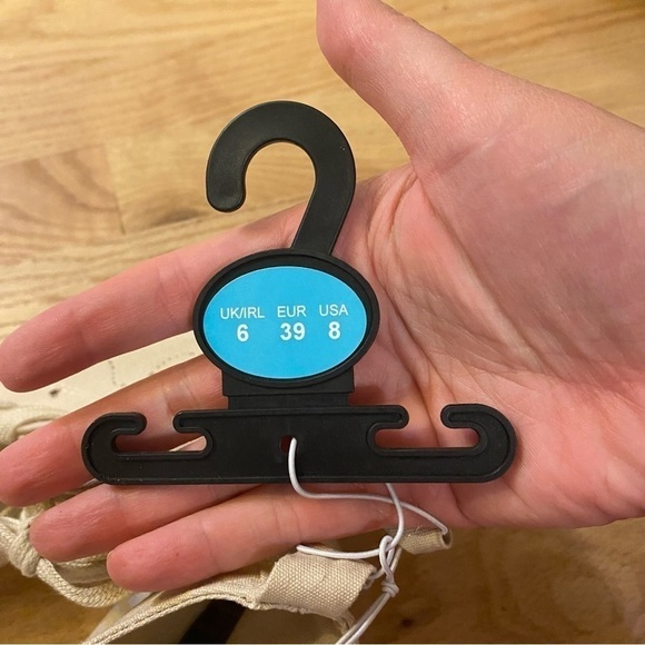 Disney Winnie the Pooh Canvas High Top Sneakers NEW Sz 8 Tan - Picture 7 of 7